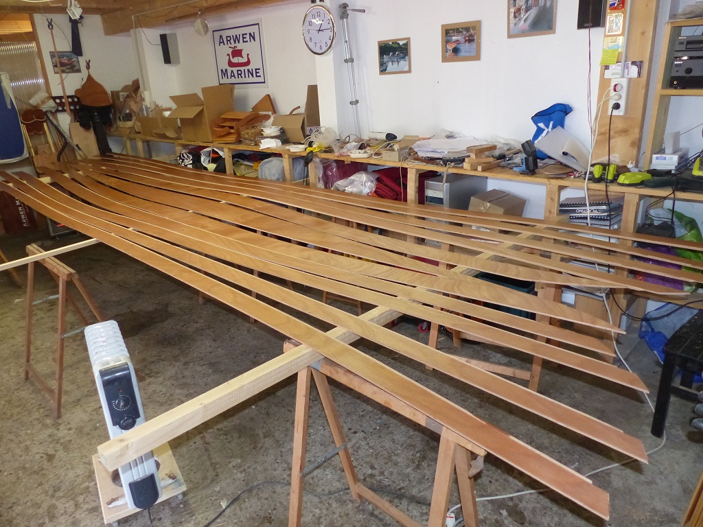 Ce jeudi, je profite de l'absence de Pierre pour envahir la partie chauff&eacute;e de l'atelier afin de faire l'impr&eacute;gnation &eacute;poxy des bord&eacute;s de l'Annapolis Wherry Tandem que je vais prochainement construire avec Olivier. Mon retard pris cet hiver avec le Mill Creek "d&eacute;montable" fait que les constructions se t&eacute;l&eacute;scoperont sur toute la dur&eacute;e du printemps. 