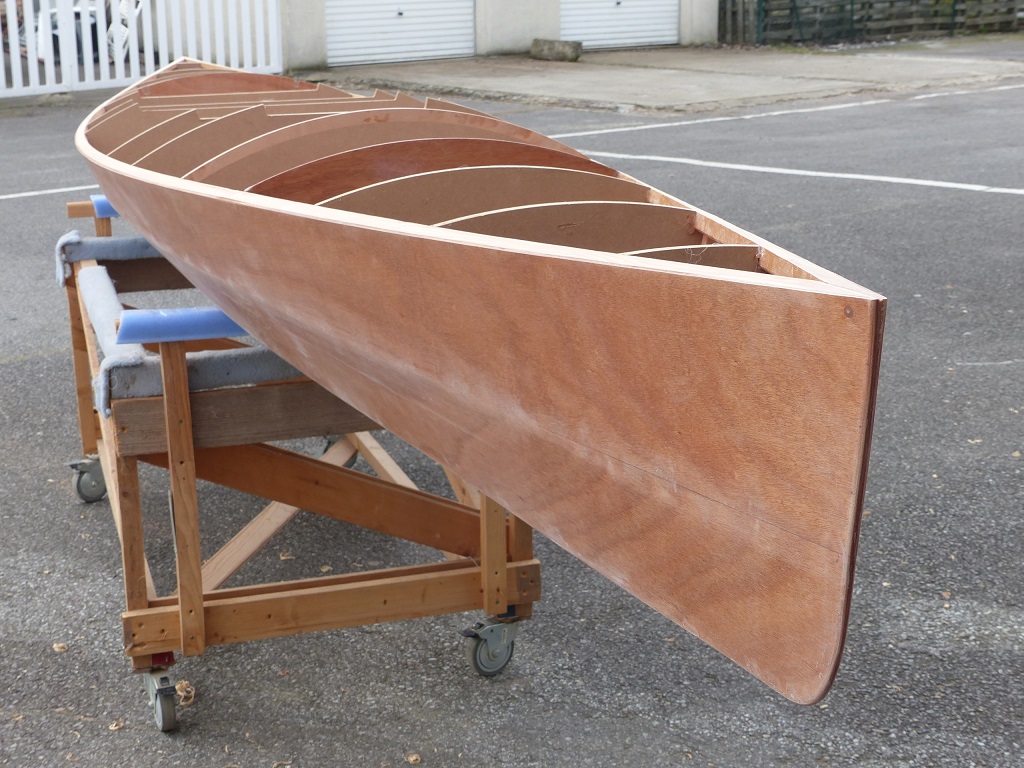 Et vendredi, Pierre &eacute;tant de retour, nous installons les couples temporaires sur lesquels nous allons construire le pont en petites lattes de son Mill Creek Hybride. 