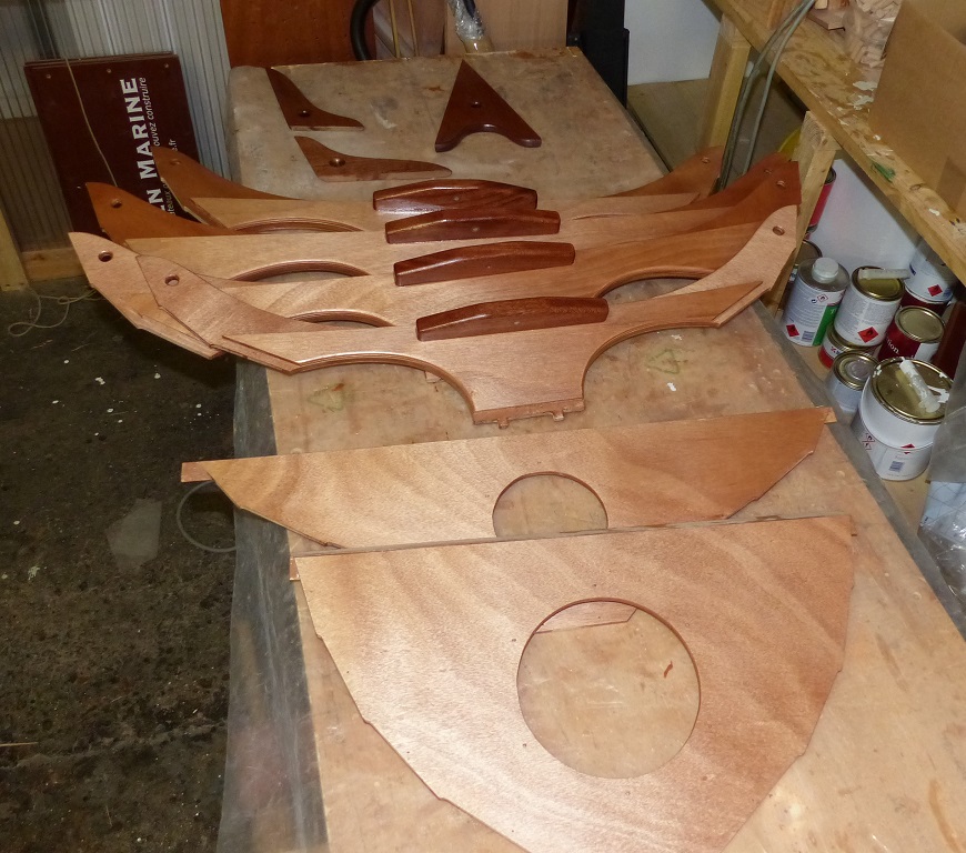 Et voici les "petites pi&egrave;ces" du Wherry Tandem : les deux cloisons des compartiments &eacute;tanches avant et arri&egrave;re, les quatre membrures, les deux courbes arri&egrave;re et la guirlande. 