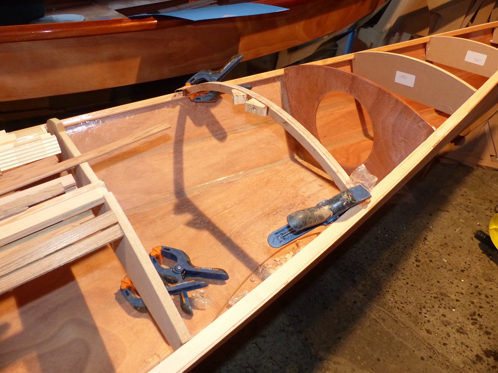 Voici le barrot qui recevra l'extr&eacute;mit&eacute; avant des &eacute;longis et le "nez" de l'hiloire de cockpit sur le Mill Creek de Pierre. Sur le Mill Creek d&eacute;montable, je l'ai supprim&eacute; car j'ai recul&eacute; la cloison afin de r&eacute;duire la longueur du compartiment central &agrave; 2.35 m pour qu'il soit plus facilement transportable. 