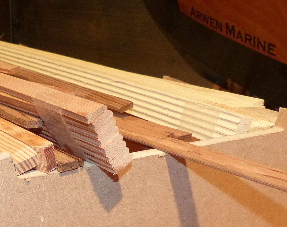 Gros plan sur l'extr&eacute;mit&eacute; des lattes qui montre leur section : elles sont bouvet&eacute;es sur leurs deux petites faces afin d'&eacute;viter de devoir les retailler pour &eacute;viter les "jours" dans les endroits courbes. 