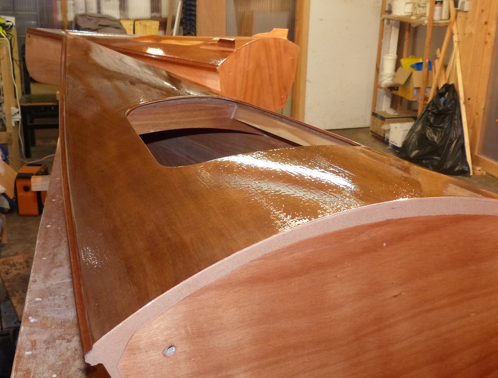 On voit tr&egrave;s bien la bande mastiqu&eacute;e sur une quinzaine de mm d'&eacute;paisseur en haut de la cloison avant. 