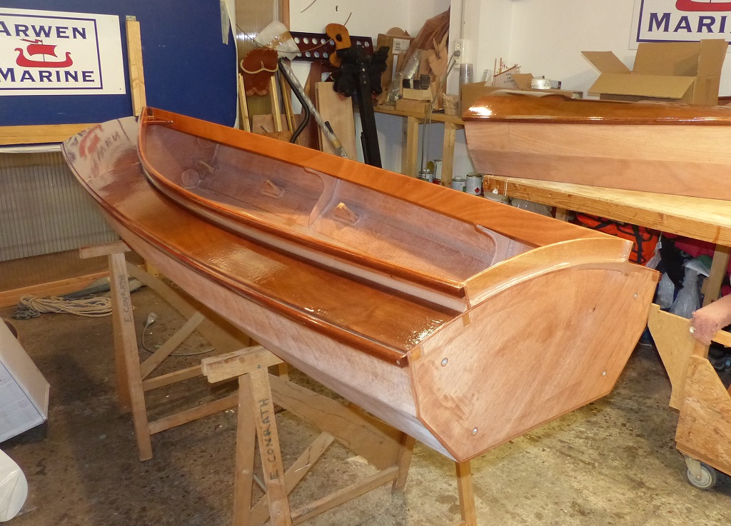 Suite de la construction du Mill Creek 16.5 : apr&egrave;s avoir sci&eacute; la coque en trois segments ind&eacute;pendants, dans notre &eacute;pisode pr&eacute;c&eacute;dent, j'ai "mastiqu&eacute;" &agrave; l'&eacute;poxy charg&eacute;e les endroits o&ugrave; la scie avait eu un peu de mal &agrave; passer, puis ponc&eacute;, puis pass&eacute; une nouvelle couche d'&eacute;poxy sur les parois nouvellement expos&eacute;es et sur le pont. 