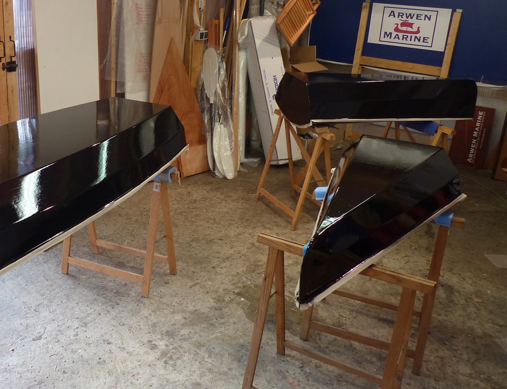 Puis apr&egrave;s moult pon&ccedil;ages et d&eacute;poussi&egrave;rages, je finis par attaquer la peinture, noire comme on le voit ici. 