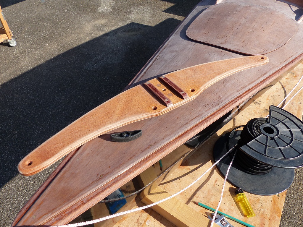 Voici la face inf&eacute;rieure du palonnier : les deux r&eacute;glettes s'engagent de part et d'autre de la t&ecirc;te de gouvernail. 