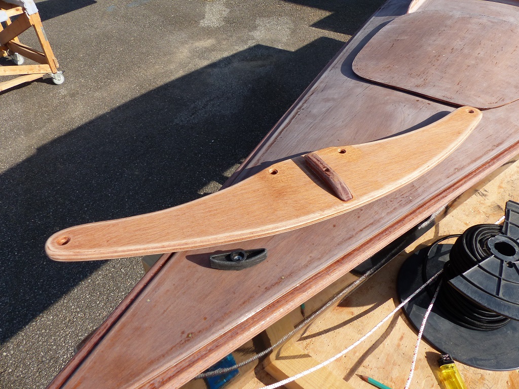 Et voici la face sup&eacute;rieure du palonnier. Les trous des extr&eacute;mit&eacute;s re&ccedil;oivent les drosses et ceux qui se trouvent pr&egrave;s de l'axe re&ccedil;oivent le tendeur du safran. Le "taquet" central sert &agrave; sur&eacute;lever l'&eacute;crou &agrave; oreilles de fixation du palonnier afin qu'il pivote plus librement. 