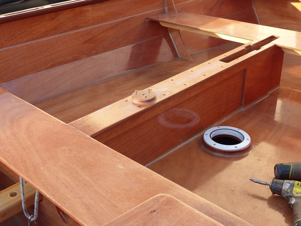 Nous avons aussi coll&eacute; une embase de GPS sur le dessus du puits de d&eacute;rive, que nous avons refix&eacute; &agrave; l'aide d'une douzaine de vis bronze, car le bord de fuite de la d&eacute;rive vient taper, parfois tr&egrave;s fort, sous ce "chapeau" et le contreplaqu&eacute; s'est partiellement d&eacute;lamin&eacute; sur les bords. 