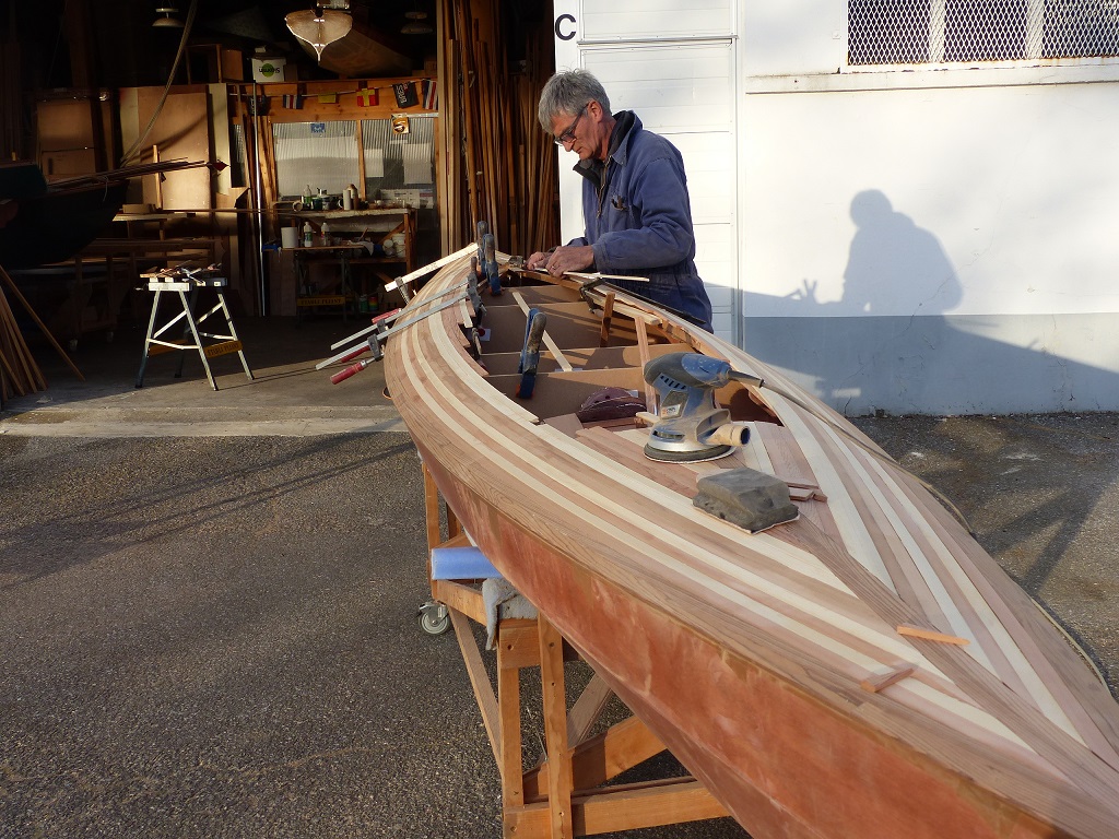 C'est un travail lent car chaque latte soit &ecirc;tre coup&eacute;e pr&eacute;cis&eacute;ment &agrave; la longueur et &agrave; l'angle pour s'ins&eacute;rer dans les deux lattes voisines. 