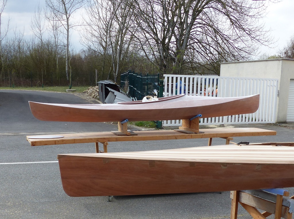 Nous profitons d'une journ&eacute;e vent&eacute;e (comme le montre le bidon de lest liquide dans le Wood Duck 12) pour poncer nos ponts : Pierre celui du Mill Creek 16.5 Hybride et moi celui du Wood Duck 12. 