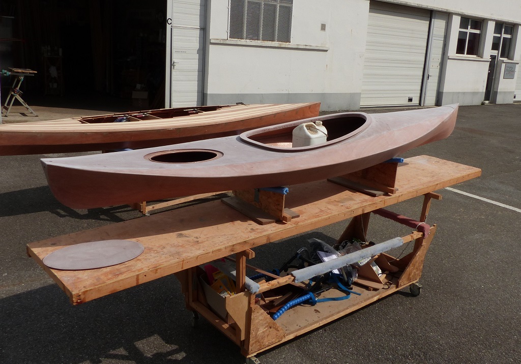 Le bidon est une assurance : il ajoute 10 kg au poids du Wood Duck 12 et repousse ainsi le moment o&ugrave; la portance de la coque sera suffisante pour qu'une bourrasque le transforme en a&eacute;rodyne (ou a&eacute;rostat ? Le mouvement rapide de cet a&eacute;ronef d'emprunt le classerait dans la premi&egrave;re cat&eacute;gorie, &agrave; mon avis). 