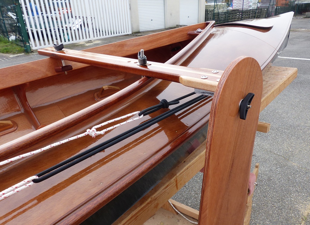 Je remonte tout l'&eacute;quipement du Mill Creek sectionnable apr&egrave;s l'avoir verni (le Mill Creek et l'&eacute;quipement, mais toujours pas d'S &agrave; verni). A ceux qui me demandaient ce que venait faire ce manche de guitare sur mes photos, je peux maintenant r&eacute;pondre qu'il ne fera que peu de musique car c'est la traverse mobile de la d&eacute;rive ext&eacute;rieure pivotante. On voit que la traverse est fix&eacute;e de part et d'autre par serrage d'une vis en angle sous le rebord de l'hiloire. De cette fa&ccedil;on, sa position longitudinale est facilement et finement ajustable. 