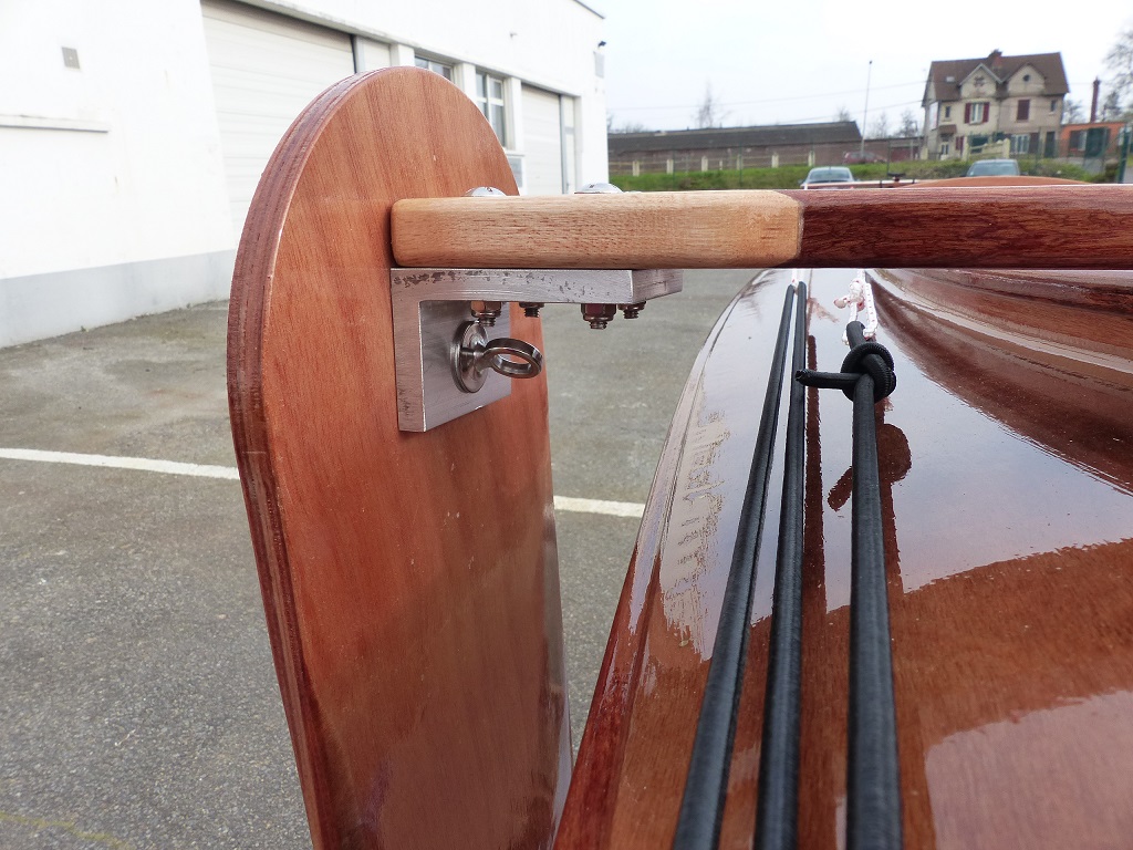 Voici l'&eacute;querre en aluminium de 10 mm d'&eacute;paisseur qui transmet les efforts de cisaillement de la d&eacute;rive &agrave; la guitare traverse. 