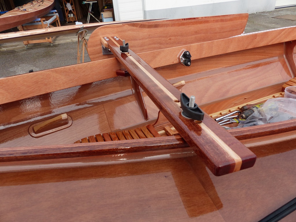 On aper&ccedil;oit ici l'un des coinceurs positionn&eacute;s sur la face int&eacute;rieure de l'hiloire, sur b&acirc;bord et tribord, &agrave; mi-longueur du cockpit. L'un est utils&eacute; pour la drisse de la petite voile au tiers, et l'autre pour l'amure (du ciel) qui fait &eacute;galement hale-bas de b&ocirc;me. Celui de la drisse sert de s&eacute;curit&eacute; : si cela devient ing&eacute;rable, on affale instantan&eacute;ment en le largant. Le second doit aussi &ecirc;tre &agrave; port&eacute;e de main car lle r&eacute;glage de la tension sur le guidant est capital dans le rendement d'une voile au tiers, mais c'est le sujet d'une autre conf&eacute;rence. 