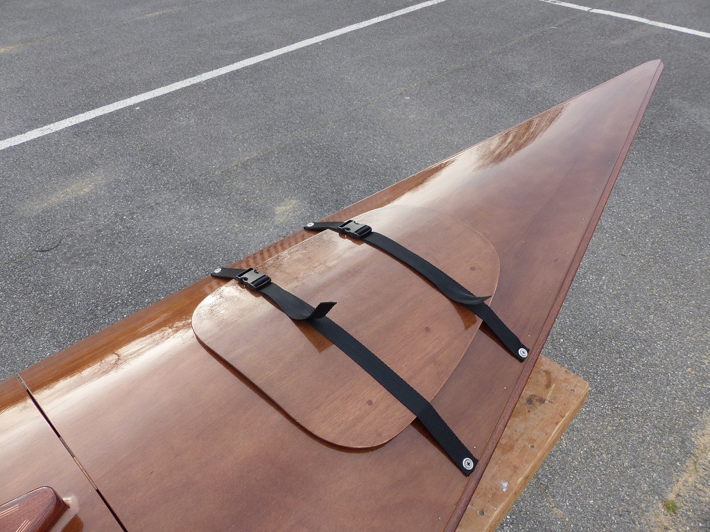 On clipse et on serre &agrave; fond (et on met aussi ses pr&eacute;cieux dans un sac &eacute;tanche, voir ci-dessus). Notez qu'il est normal que l'on voie le jour &agrave; travers le joint entre la pointe avant et la partie centrale du Mill Creek, car il n'y a pas de joint sur toute la surface de cette liaison, seulement quatre rondelles de n&eacute;opr&egrave;ne de 100 mm de diam&egrave;tre autour des quatre boulons de jointure. Certes, cela va g&eacute;n&eacute;rer des turbulences, mais elles seront minimes sur une discontinuit&eacute; de 2 mm de large, mais de la sorte, le sable et les petits cailloux qui s'y logeraient n'y resteront pas. 