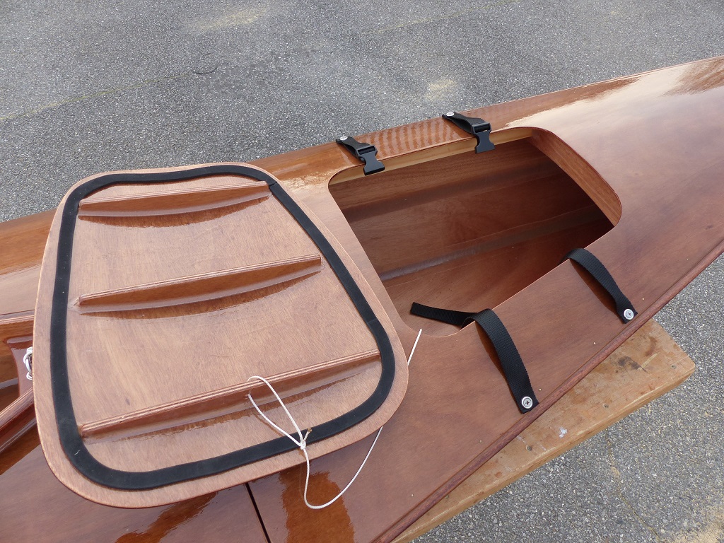 J'&eacute;quipe les trappes avant et arri&egrave;re de leur joint en mousse et de leur syst&egrave;me de fermeture par sangle &agrave; boucle. 