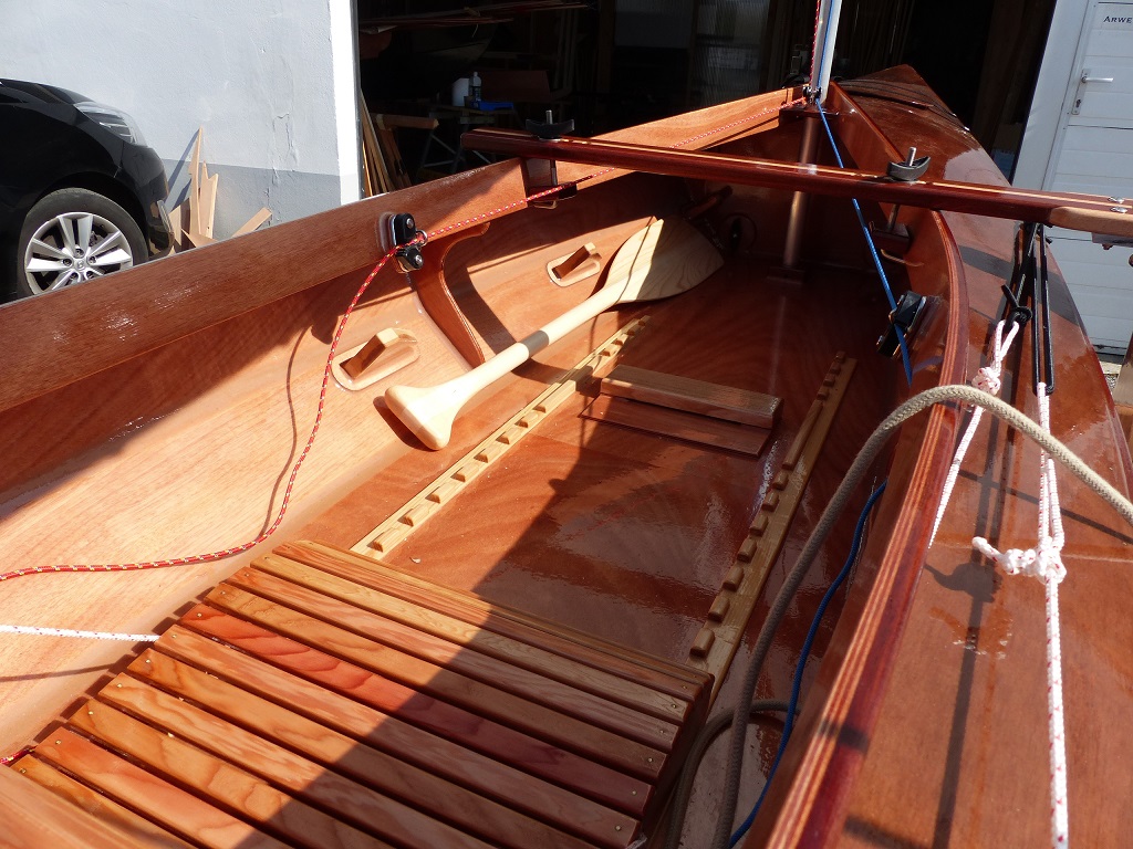 La courte pagaie a pour objectif de pouvoir se sortir "au moteur" d'un mauvais pas potentiel sous voile, car la pagaie double usuelle serait peu pratique sous la b&ocirc;me. Le gros bout beige au premier plan &agrave; droite est l'&eacute;coute, qui est destin&eacute;e &agrave; &ecirc;tre tenue en main en direct de la b&ocirc;me, afin de pouvoir choquer intantan&eacute;ment (mais alors vraiment instantan&eacute;ment), car le couple de rappel du Mill Creek sera modeste en cas de ris&eacute;e). 