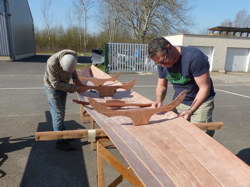 Le premier jour est enti&egrave;rement consacr&eacute; &agrave; la couture des dix bord&eacute;s et de la sole. On commence par coudre les bord&eacute;s 1 et 2 sur la sole, puis on ajoute les quatre membrures.