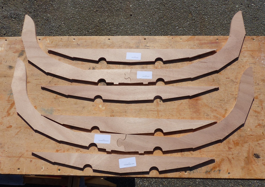 Les deux membrures sont constitu&eacute;es chacune de 4 parties : deux demi-membrures et deux doubleurs. Notez le joint en coeur sur le membrure arri&egrave;re, en haut, qui permet d'&eacute;viter de coller une demie membrure avant avec une demie membrure arri&egrave;re (ce n'est pas que nous ayons une mauvaise perception de l'intelligence de nos clients, mais c'est mieux de ne pas leur laisser une chance de faire n'importe quoi parce que leur atelier est mal &eacute;clair&eacute;). 