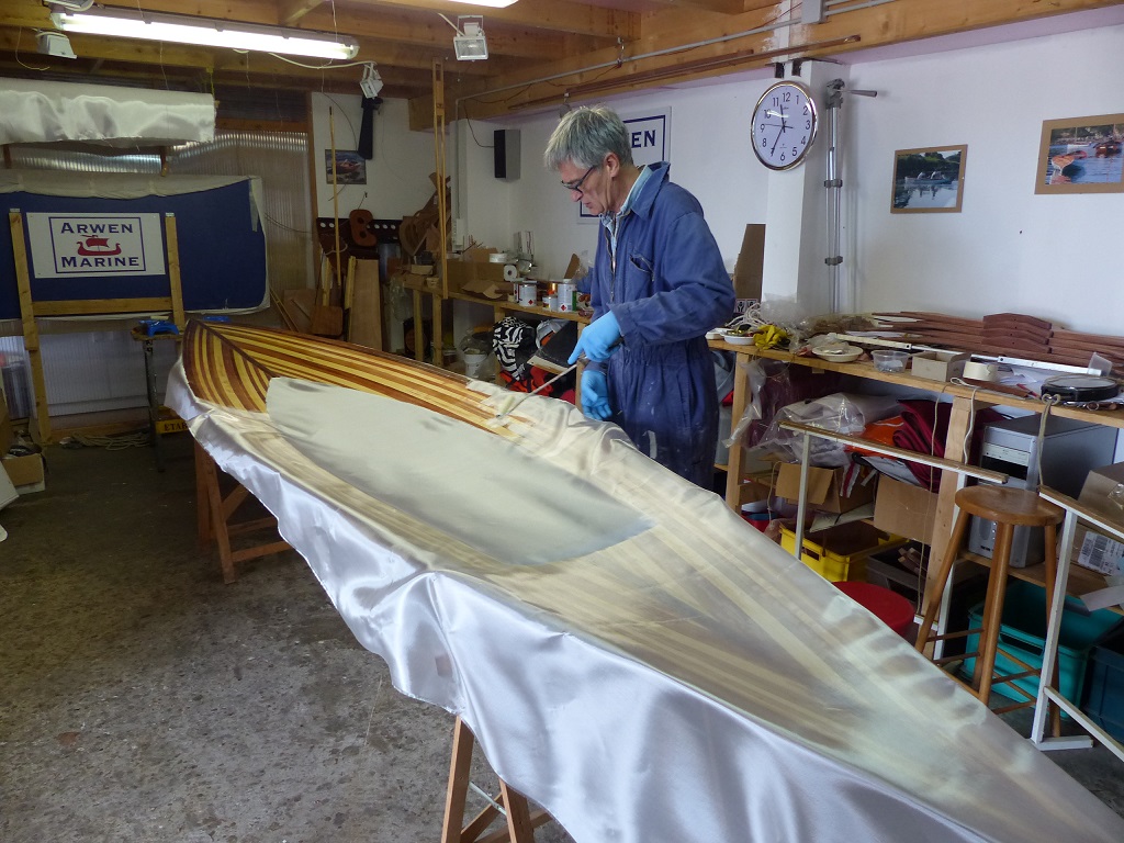 Pendant ce temps (&agrave; Veracruz), Pierre stratifie la face int&eacute;rieure de son pont en lattes. Cette stratification a pour but de reprendre les efforts de pression appliqu&eacute;s sur le dessus du pont.