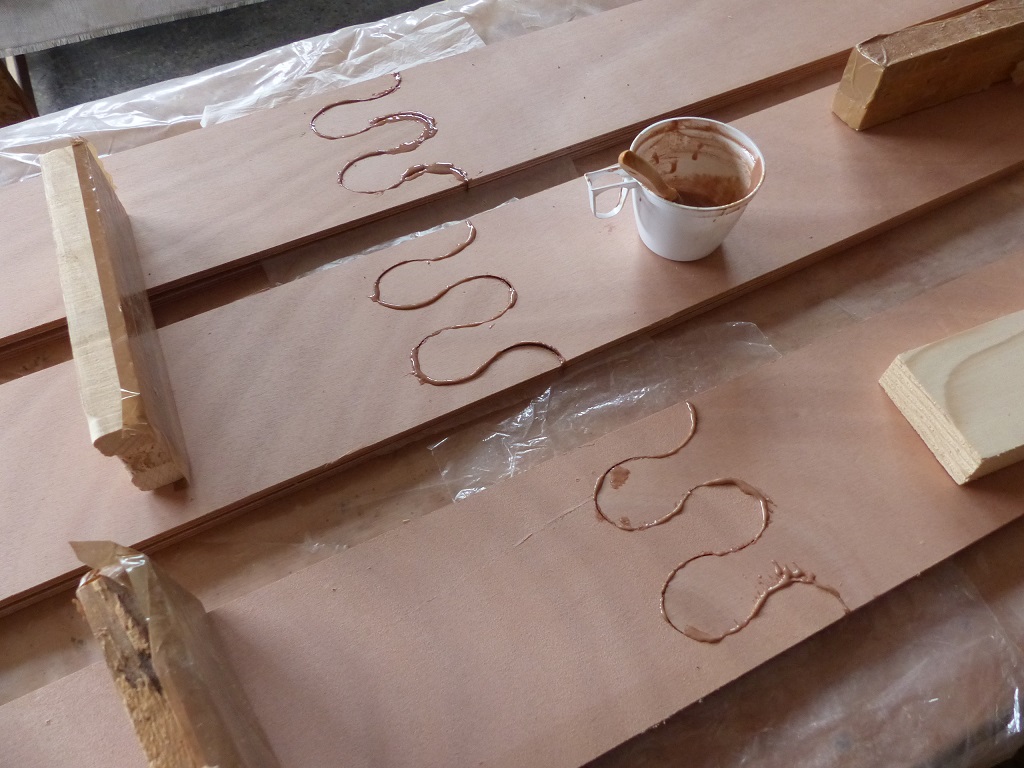 Collage des joints-puzzle des bord&eacute;s de la Yole de Chester : je colle les paires de bord&eacute;s b&acirc;bord-tribord l'un sur l'autre afin de gagner de la place et d'assurer leur conformit&eacute; pr&eacute;cise en v&eacute;rifiant qu'ils sont parfaitement superpos&eacute;s. J'enduis d'&eacute;poxy charg&eacute;e le chant de la d&eacute;coupe sur chacune des moiti&eacute;s. 