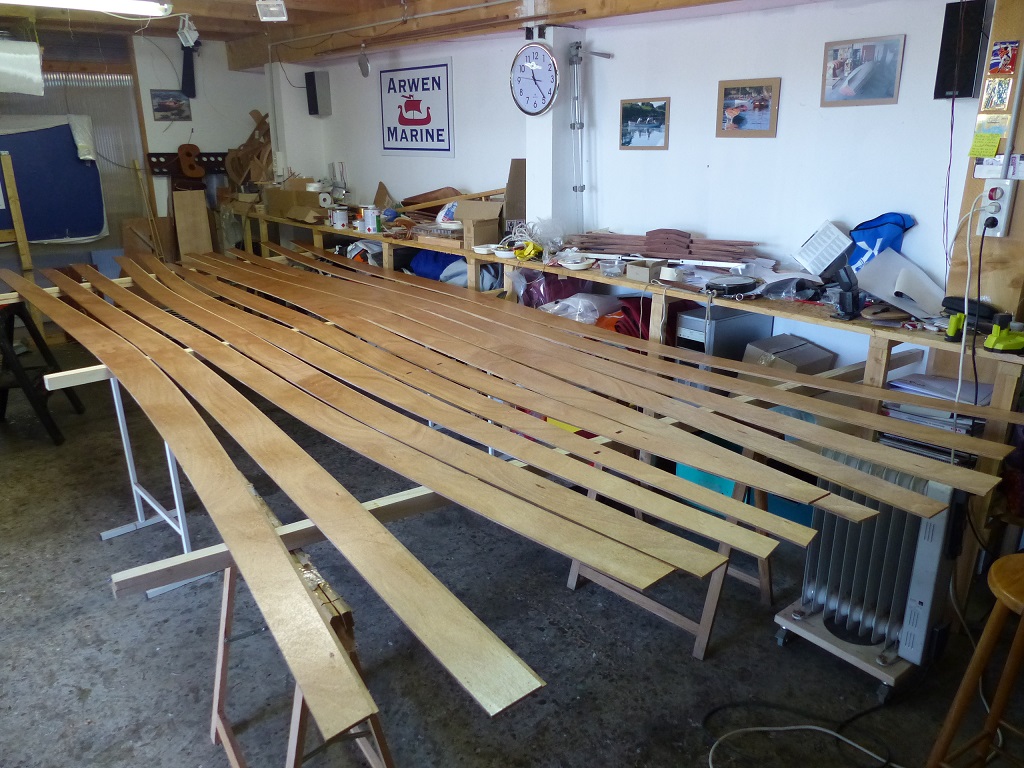 Entretemps, j'ai pass&eacute; une couche d'impr&eacute;gnation sur les bord&eacute;s de la Yole de Chester. 