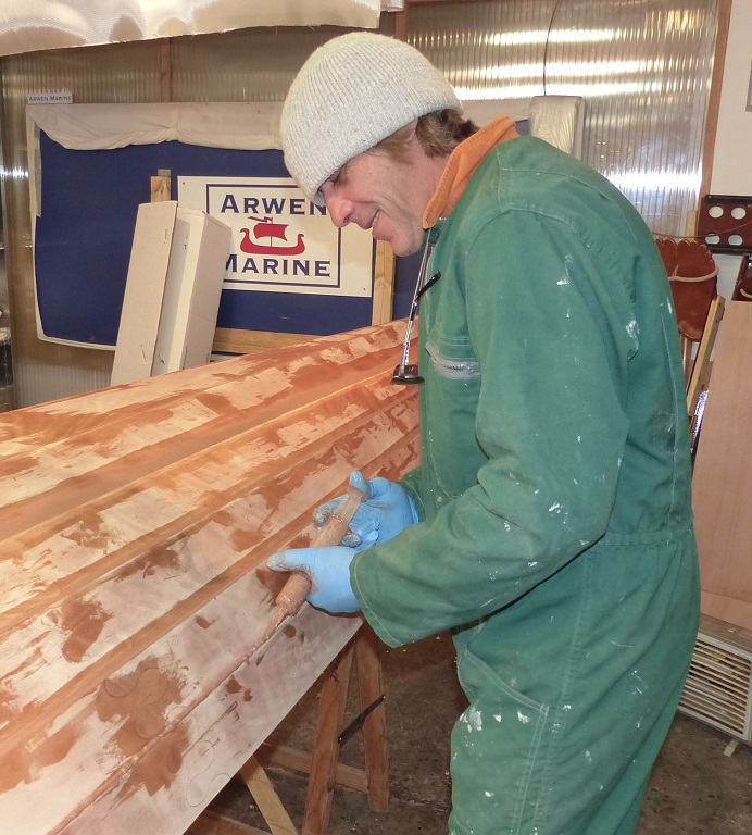 Nous faisons les joints ext&eacute;rieurs du Wherry Tandem, en vue de la stratification de la surface ext&eacute;rieure. 