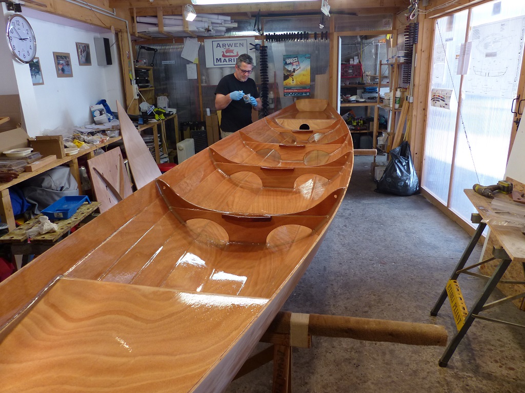 Nous passons la derni&egrave;re couche d'&eacute;poxy sur la surface int&eacute;rieure. 