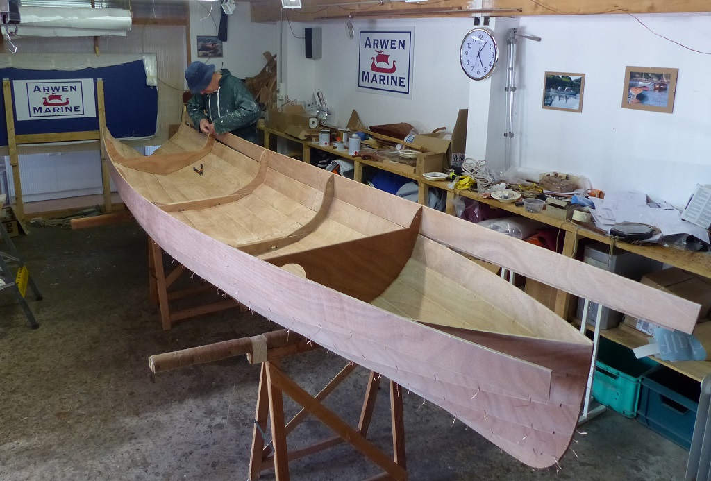 En ce lundi 3 avril, il fait si chaud au soleil de l'apr&egrave;s-midi que nous sommes rentr&eacute;s &agrave; l'ombre pour terminer la couture de la coque ! 