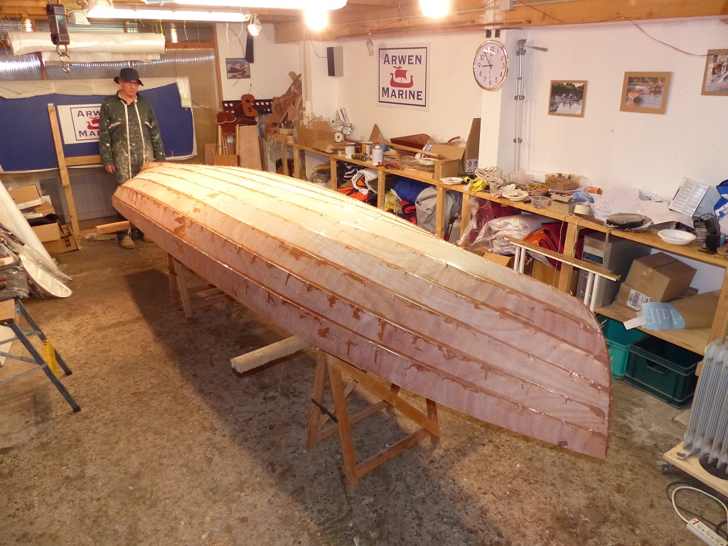 Fin de la premi&egrave;re journ&eacute;e de la construction accompagn&eacute;e de la Yole de Chester de Jean-Pierre : nous terminons par le premier collage, et il est presque 21h... 