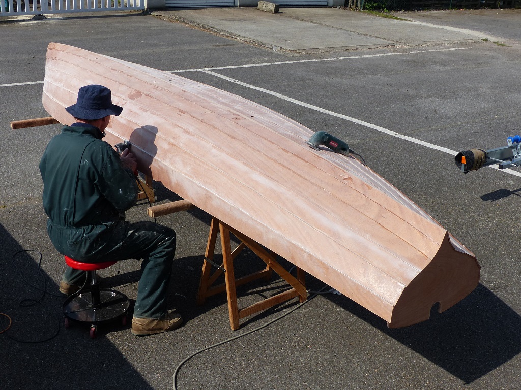 Le lendemain, J2, nous avons extrait toutes les sutures, devenues inutiles, et "nettoyons" les exc&eacute;dents d'&eacute;poxy sur l'ext&eacute;rieur de la coque. 