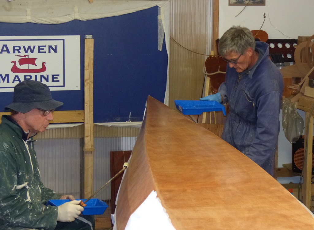 Puis nous pr&ecirc;tons main-forte &agrave; Pierre pour la stratification de l'ext&eacute;rieur de la coque de son Mill Creek 16.5 Hybride. 