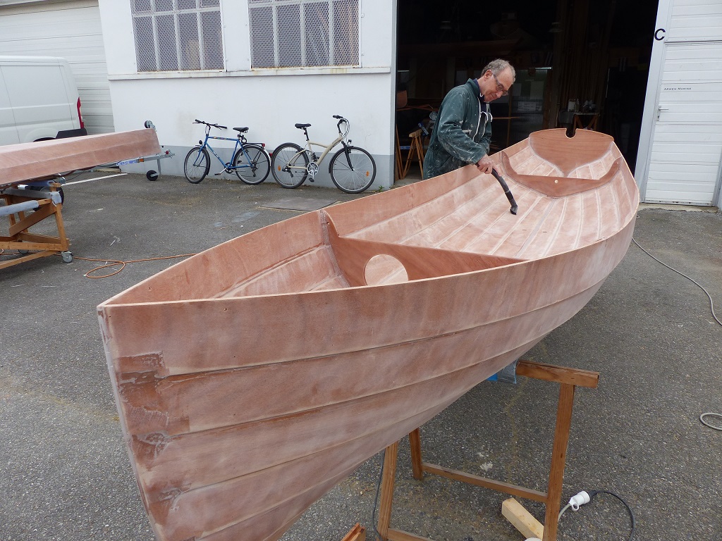 Le lendemain, J3, pon&ccedil;age g&eacute;n&eacute;ral de l'int&eacute;rieur de la coque. 