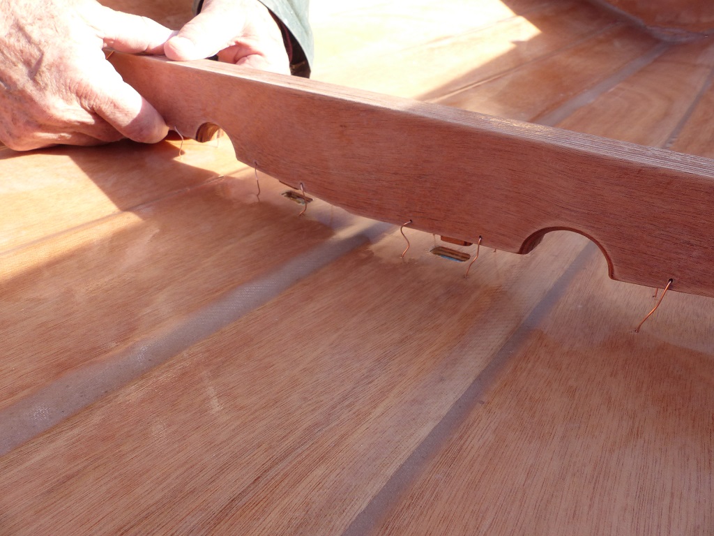 Le lendemain, J4, apr&egrave;s pon&ccedil;age de la stratification, nous remettons en place les deux membrures apr&egrave;s avoir reperc&eacute; les trous des sutures et les mortaises &agrave; travers la fibre de verre. 