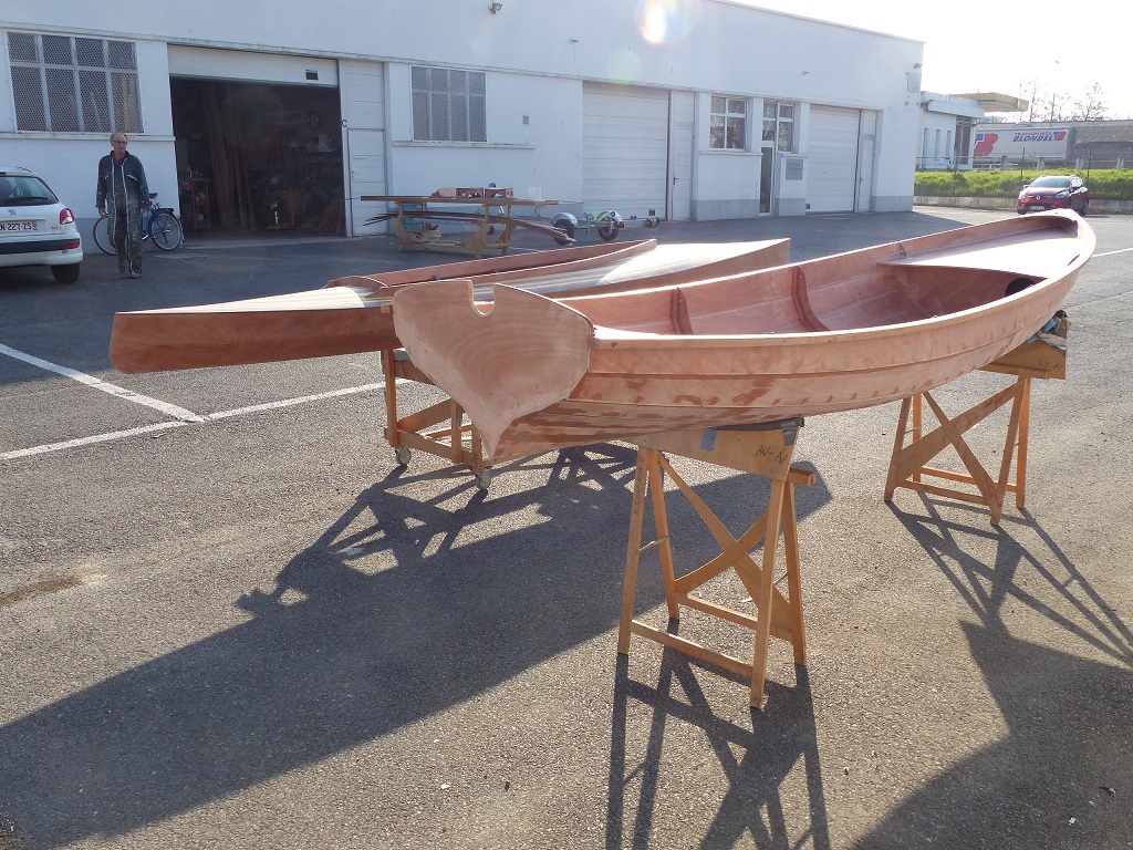 Le lendemain, J5, nous sortons la yole afin de mettre en forme les listons et poncer la surface ext&eacute;reire en vue de sa stratification partielle. 