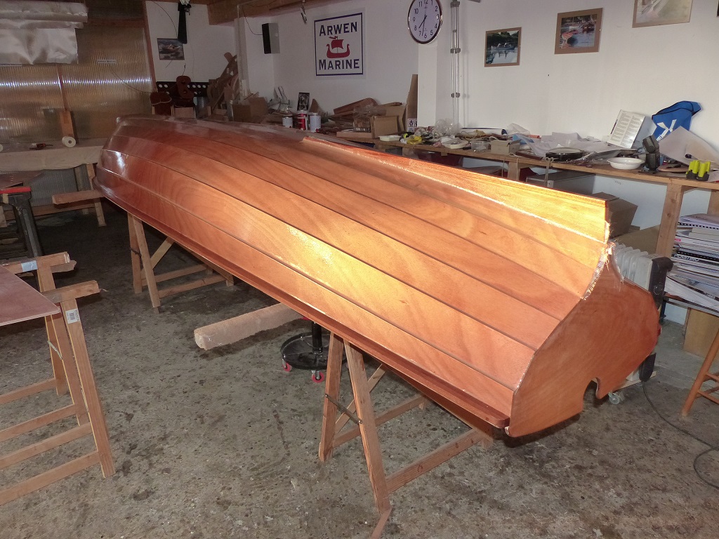 Apr&egrave;s la stratification ext&eacute;rieure, qui couvre les quatre bord&eacute;s de fond, nous collons l'aileron, qui sera tenu par un joint-cong&eacute; "arm&eacute;" d'une bande de fibre de verre de chaque c&ocirc;t&eacute;.