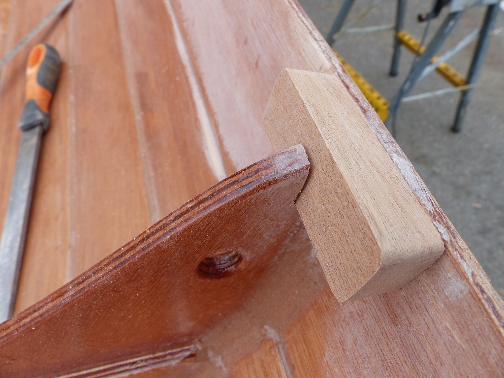 Montage &agrave; sec de l'une des cales de sapelli, que j'ai pr&eacute;alablement d&eacute;coup&eacute;e dans une latte que j'ai sci&eacute;e puis rabot&eacute;e au calibre de la serre pour la hauteur (19 mm, avec une &eacute;paisseur de 16 mm). Chacune des 80 cales est ensuite pass&eacute;e sur la ponceuse &agrave; bande afin d'arrondir ses quatre petites ar&ecirc;tes. 