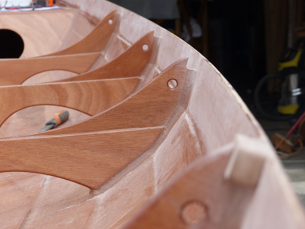 Vue en enfilade des quatre t&ecirc;tes de membrures tribord. J'&eacute;tais tout occup&eacute; &agrave; me taper dans le dos pour me f&eacute;liciter de cet ouvrage quand j'ai r&eacute;alis&eacute; qu'il allait falloir couper la "corne" que j'avais soigneusement pr&eacute;serv&eacute;e afin de coller la serre par-dessus les cales... 