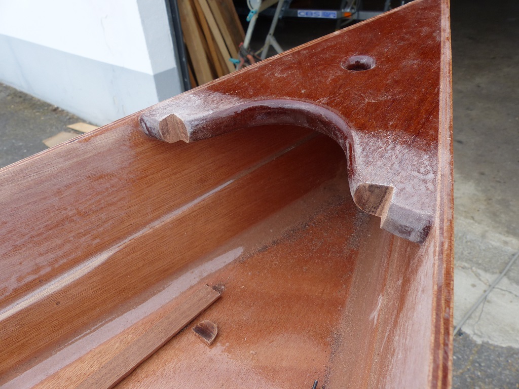 J'entaille &eacute;galement la guirlande pour y loger l'extr&eacute;mit&eacute; avant des serres. 