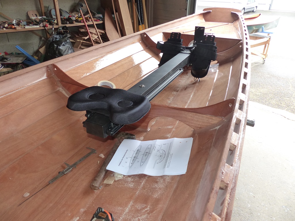 Le lendemain samedi, nous commen&ccedil;ons par une session de pon&ccedil;age en profondeur sur l'ensemble serre ajour&eacute;e-liston, puis nous rentrons &agrave; l'abri, chass&eacute;s par la pluie, afin de percer les deux bancs de nage "Big River". Ceux-ci seront en effet fix&eacute;s au Wherry Tandem par deux boulons traversant le rail principal du banc de nage et les cales viss&eacute;es-coll&eacute;es sur deux des quatre membrures. 