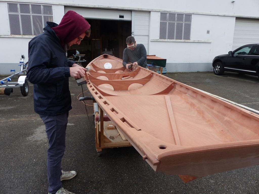 La pluie ayant cess&eacute; et les bancs de nage &eacute;tant perc&eacute;s, nous ressortons le Wherry Tandem afin de poursuivre le pon&ccedil;age de la serre ajour&eacute;e. En effet,les ar&ecirc;tes des quatre cot&eacute;s de chaque intervalle doivent &ecirc;tre arrondies un par une, ce qui fait 328 ar&ecirc;tes... 