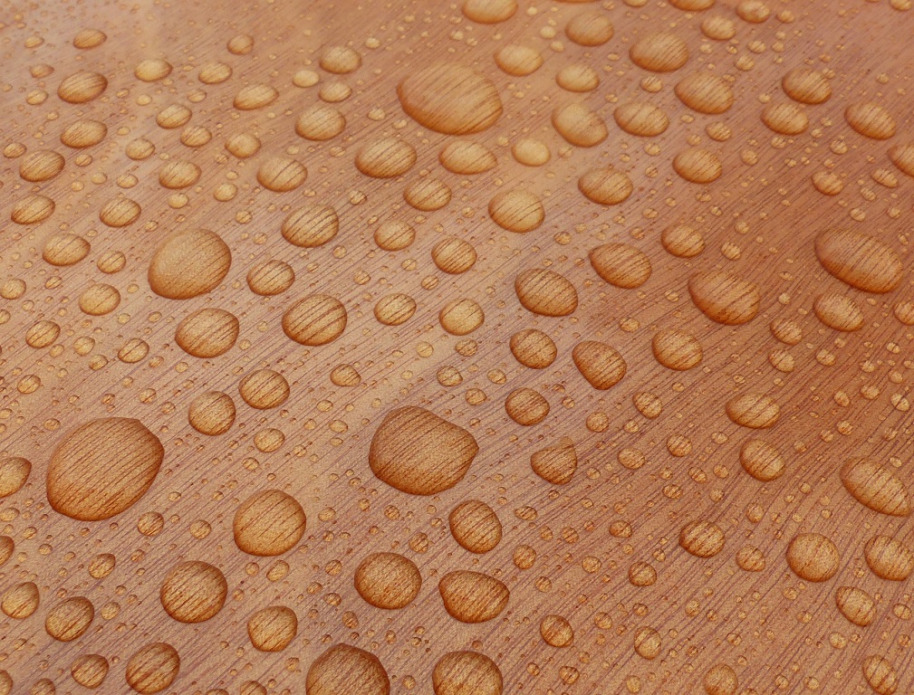 Je profite d'une petite averse pour faire cette photo du vernis sur l'okoum&eacute; du pont de mon Mill Creek 13. On se prend de vertige &agrave; imaginer les formules qui permettent de caculer le diam&egrave;tre de ces gouttes en fonction de l'horizontalit&eacute; et de la visosit&eacute; de la surface, sans parler de la temp&eacute;rature, de l'acidit&eacute; de la pluie, etc... 