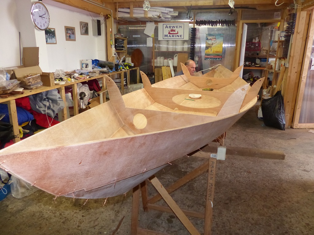 Pierre pousuit la couture de son Skerry. 