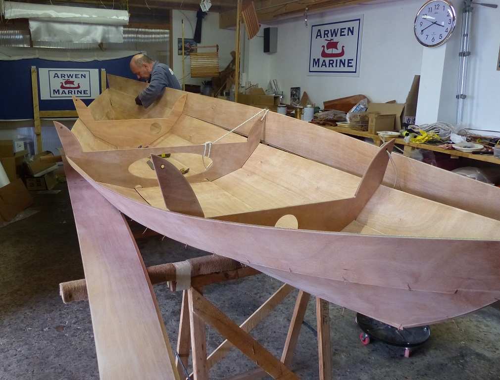 Mise en place des bord&eacute;s 3 : nous n'assistons que tr&egrave;s ponctuellement Pierre sur son Skerry, car la finition du Wherry Tandem requiert boucoup de main d'oeuvre... 