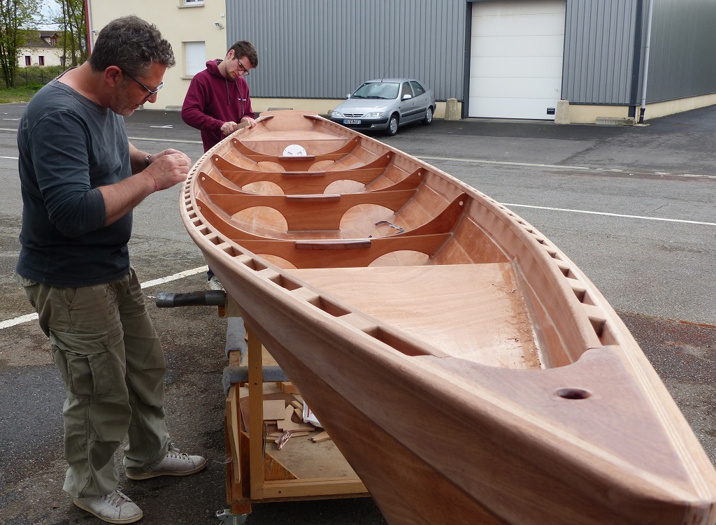 Olivier et Hugo arrondissent une par une les ar&ecirc;tes des "cavit&eacute;s" de la serre ajour&eacute;e... 