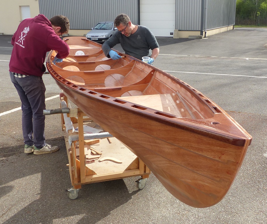 Je profite d'un furtif rayon de soleil pour faire cette photo tandis que Hugo et Olivier chassent les coulures d'&eacute;poxy sous la serre. 