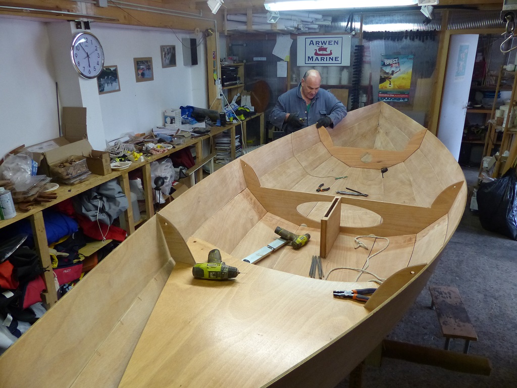 Pendant ce temps, &agrave; Veracruz, Pierre termine la couture de son Skerry. 