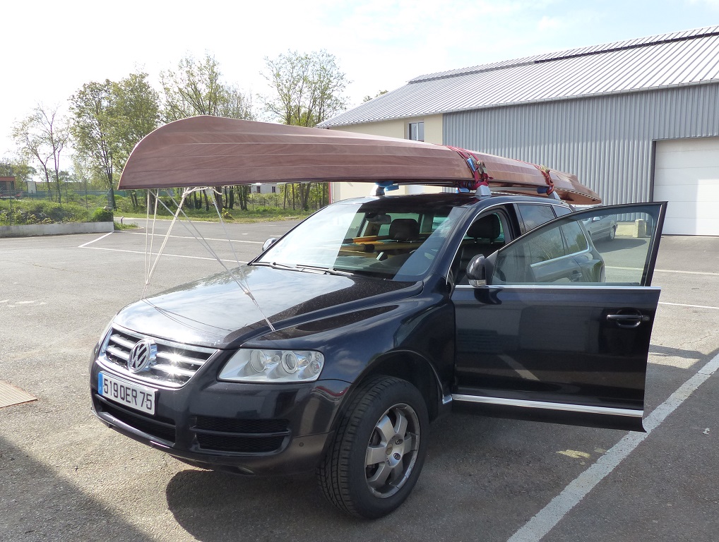 En ce Dimanche de P&acirc;ques, nous chargeons le Wherry Tandem sur la voiture d'Olivier. Des boucles de cordage fin pass&eacute;es dans des trous de la carosserie autour du capot nous permettent de brider la proue, mais les barres de toit suffisamment &eacute;cart&eacute;es permettent de bien tenir la coque. 