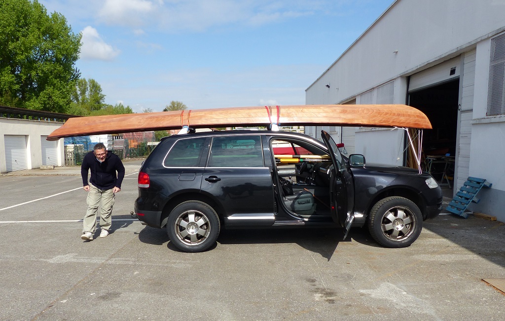 Cette vue de profil montre que le Wherry Tandem d&eacute;passe tout de m&ecirc;me largement &agrave; l'arri&egrave;re, m&ecirc;me avec une voiture de bonne taille. 