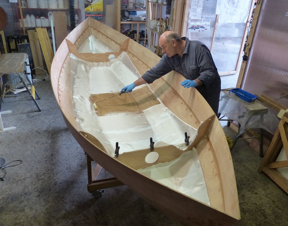 Dans la foul&eacute;e, nous drapons le tissu de verre sur la surface int&eacute;rieure et commen&ccedil;ons &agrave; le saturer de r&eacute;sine &eacute;poxy. 