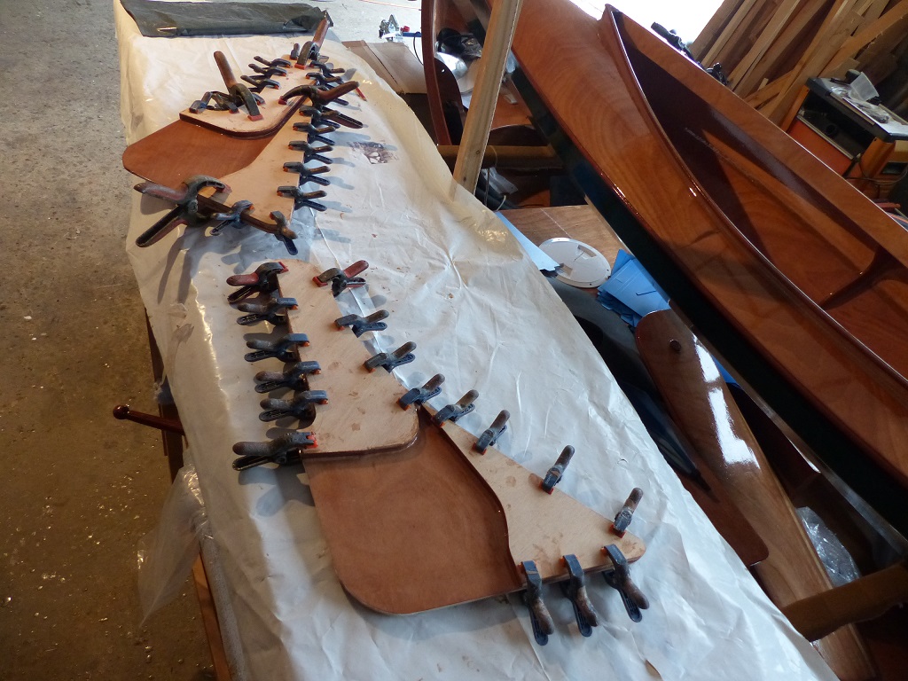 En parall&egrave;le, nous collons les deux parties d'&acirc;me sur la joue b&acirc;bord du gouvernail, que dis-je, des gouvernaux (ah, on dit gouvernails, ok). En effet, en plus de celui du Skerry au premier plan, je fais pour l'Aber "Point-Virgule" de Marc un gouvernail &agrave; safran pivotant, car il trouve le gouvernail standard monoxyle peu pratique. 